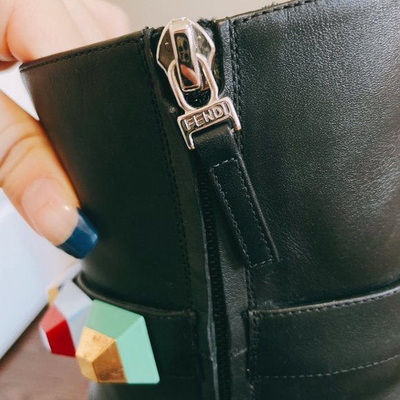 9.8/10 New Fendi Boots, 100% authentic. - Picture 3 of 10